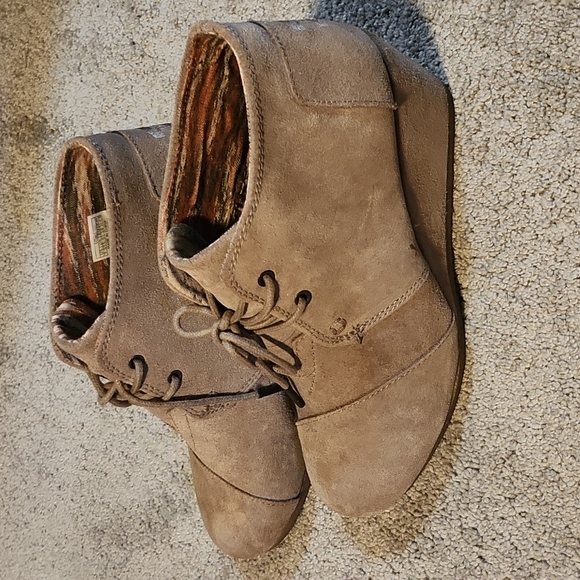 Tom's khaki platform booties size 7.5 - Picture 4 of 17